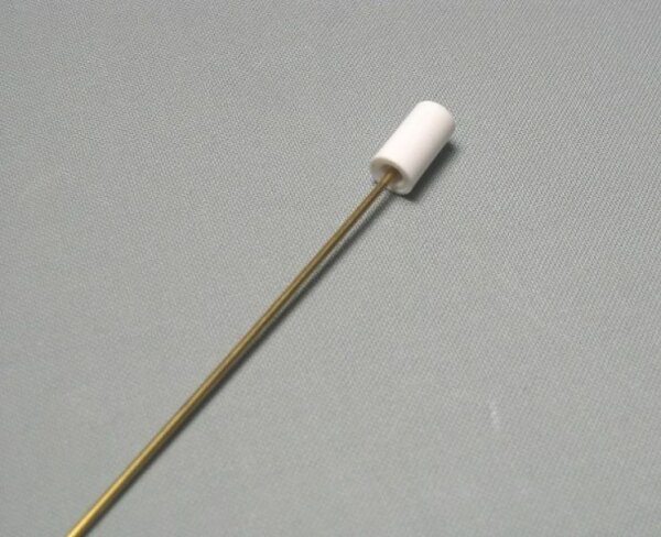 Touche de basses en blanc avec un fil métallique pour des...