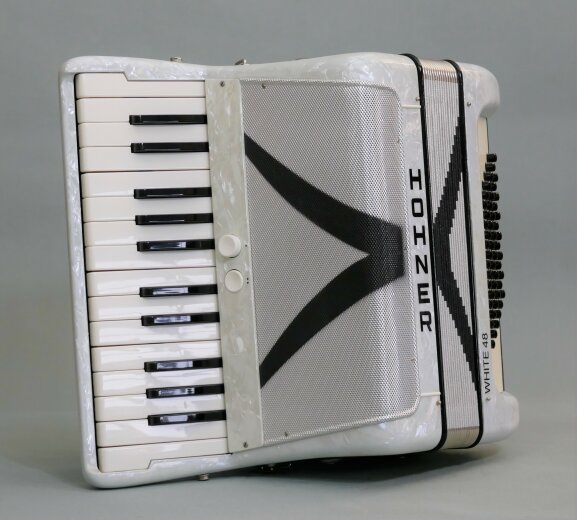 Hohner white 48